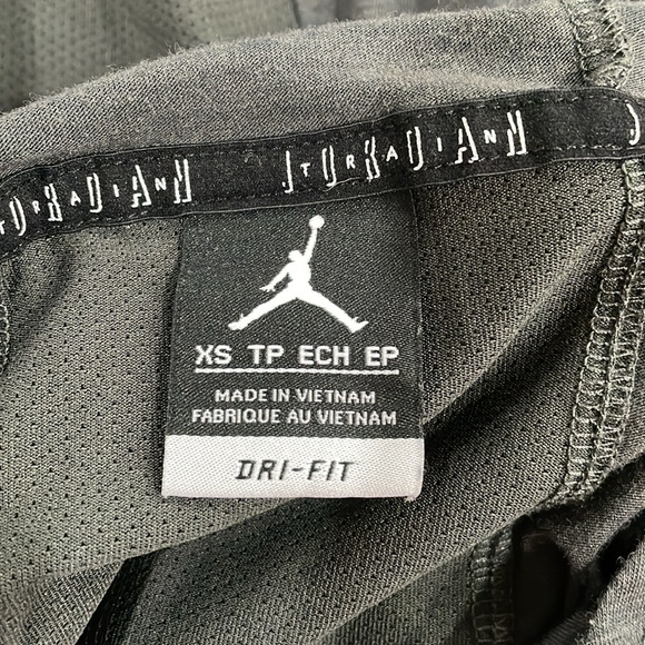 π2x Host PickπMenβs Gray Jordan Dri-Fit Hoodie - Picture 3 of 3